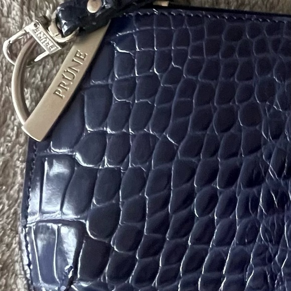 Wristlet genuine leather bag with zip / navy blue / crocodile pattern like new - Picture 7 of 8